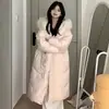 Casaco feminino de algodão com enchimento de plumas, comprimento médio, novo estilo inverno 2026, doce e macio, com gola grande de pelo, capuz e forro espesso para aquecimento, moderno