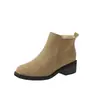 Outono 2026 Botas de Cano Curto Emagrecedoras Retrô Plus Size Cruzadas Femininas Novo Estilo Comércio Exterior Estilo Britânico Zíper Lateral Salto Médio Botas Martin