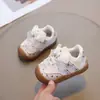 Nova coleção de outono: sapatos de bebê com sola macia para meninas, apresentando um design de bolinhas, renda da moda, um laço e estilo de biqueira fechada, semelhantes a tênis de treinamento alemães
