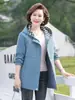 Nueva chaqueta con capucha de otoño para madres, color liso, elegante y rejuvenecedora, gabardina de manga larga para mujeres de mediana edad y mayores