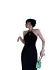 Vestido negro sexy con cuello y hombros descubiertos, ajustado, cintura ajustada y largo medio.