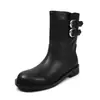 Atuendo de blogger: Botas de caballero de cuero con doble hebilla, colección de invierno 2026, tacón bajo grueso, punta redonda, cuero genuino, diseño color block, botas altas largas para mujer