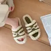 Pantuflas esponjosas de alta gama para mujer, otoño e invierno, a la moda para usar en exteriores, suela gruesa, tira única, decoración de hebilla metálica, zapatos cómodos y relajados para mujer