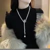 Lujo Ligero Alto Sentido Cadena de Lana Diseño Femenino Sentido de Diseño Nicho Moda Collar de Perlas Largo Colgante de Gota de Agua Incrustado con Diamantes de Alto Nivel