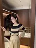 Colección de otoño/invierno chic coreana nueva: Suéter tejido de punto a rayas de un hombro estilo retro francés, corte ajustado y favorecedor
