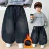Calça Infantil Estilo Outono e Inverno 2026 Novo Estilo Jeans com Pelúcia para Bebês Calça Longa Casual Acolchoada de Veludo Infantil