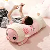 Lindo peluche de oveja para pareja, suave y adorable, acostado en una pose linda, vistiendo ropa rosa, almohada larga de peluche, perfecta como regalo