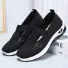 Novedad Primavera/Verano 2026 Malla Flyknit Zapatos de Madre Slip-On Transpirables Suela Suave Zapatos Casuales Zapatos de Tela Old Beijing para Mujer
