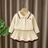 Conjunto de Saia e Suéter Infantil, Novo Estilo Outono e Inverno, Versão Coreana Tricotada Estilo College, Conjunto Elegante de Duas Peças com Suéter Pequeno Torcido e Saia