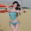 Traje de baño bikini bandeau sexy estilo influencer de moda para bustos pequeños con playa isleña degradada de vacaciones