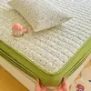 Algodón de borla cómodo y amigable con la piel Gasa de doble capa Clase A colcha acolchada arrugada falda de cama juego de tres piezas falda de cama individual funda de almohada individual cubierta de cama suave y esponjosa