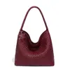 Bolsa de mano tejida a mano de gran capacidad, nicho de lujo ligero, bolsa de mano para ir al trabajo, bolso de hombro único, sensación de alta gama, cesta de verduras, bolsa tipo cubo
