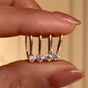 Ganchos para Orejas Minimalistas Estilo Coreano de Lujo Ligero, Oro Imitación, Gota de Agua con Diamantes Brillantes, Pendientes Nuevos Súper Versátiles para el Uso Diario, Venta al por Mayor