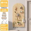 Tablero perforado de madera maciza personalizado para pared de entrada con estante de almacenamiento con ganchos y accesorios, pared divisoria de exhibición y estante de almacenamiento