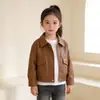 Fábrica de origen, venta al por mayor de chaquetas y abrigos de cuero para primavera y otoño, nuevos 2026, color liso, cuello de solapa, chaquetas de cuero estilo coreano para niñas