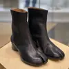 Versión de cuero de botas Martin de moda nicho con punta dividida para mujer, botines de tacón grueso, botas de moda de tacón alto adelgazantes y elegantes, botas de mujer pezuña de cerdo