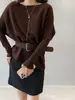 Blusa de tricô Jiangzuo estilo coreano de alta qualidade, manga longa, ombro assimétrico, para mulheres, início do outono, elegante com cinto, 9033