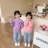 Sudadera dulce para niñas con estampados de corazón, ropa de otoño para niños pequeños, linda sudadera coreana de manga larga versátil, moderna