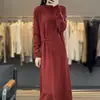 Novo Vestido Feminino de Comprimento Médio Estilo Chinês 2026 Outono e Inverno Novo Versátil Amigo da Pele Cor Sólida Malha de Lã