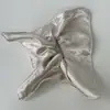 Pañuelo Cuadrado Satinado Retro Estilo Coreano para Atar el Cabello con un Toque de Lujo, Adornado con Pedrería, Forma Cuadrada, Estilo Relajado, Elegante Accesorio para el Cabello