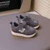 Zapatillas casuales para niños 2025 verano nuevo malla simple transpirables para niños suela suave antideslizantes para niñas Zapatos de entrenamiento alemanes Zapatos Agassi