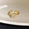 Anillo abierto asimétrico de flor de circón bañado en oro real de 18 quilates, anillo de moda para el día a día, joyería de lujo ligero de alta gama