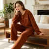 Nuevo Conjunto de Ropa de Casa de Terciopelo Alemán para Mujer Otoño/Invierno 2026 con Cuello Redondo, Mangas Largas Bordadas y Pantalones, Ropa de Dormir Cálida y Cómoda para el Hogar