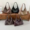 Bolsa de mão personalizada com tachas estilo coreano transfronteiriça para mulheres, nova bolsa de ombro tote de nicho 2026, bolsa de mão vazada