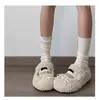 ¡Absolutamente precioso! Perfecto con una falda y zapatos planos. Un estilo suave y delicado en color blanco roto con punta redonda, un detalle de lazo y un diseño sin cordones.. Estos son zapatos planos y mullidos