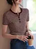 2025 Novo Retrô Americano Listrado Vermelho Estilo Hong Kong Botão Gola Redonda Modelagem Slim Malha Seda Gelo Camiseta Manga Curta