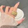 Anillo de racimo de flores de perlas dulces francés Diseño de nicho Sentido del temperamento Anillo abierto ajustable Lujo ligero Sentido de alta gama Accesorio para mujer