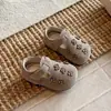 Zapatos Birkenstock para Niñas Primavera/Otoño 2026 Nuevos Zapatos Bajos de Cuero Retro para Niños Suela Suave Moda para Bebé Mocasines de Flor para Conducir