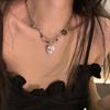 Collar de moda estilo hip hop para mujer, estilo frío, con diseño de nicho de circonita de color de alta calidad y cruz de acero de titanio dulce y fresco.