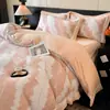 Conjunto de Quatro Peças de Luxo Acessível Classe A Veludo Leite Espesso Outono e Inverno Conjunto de Três Peças de Veludo para Bebê Dupla Face Capa de Edredom Bordada de Alta Densidade Lençóis de Cama