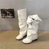 Botas plataforma com fivela de rebite estilo europeu e americano para mulheres, coleção outono/inverno 2026, elegantes e estilosas, que aumentam a altura, modernas e chamativas com salto grosso