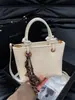 Bolso de Cubo de Mano para Viajes Transfronterizos para Mujer 2025 Nuevo de Principios de Primavera Moda Retro Bolso de Hombro Bolso Versátil de Alta Gama para Mujer