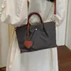 Moda outono simples nova versátil 2026 bolsa feminina de grande capacidade com toque de luxo leve, adequada para uso transversal ou no ombro para o trajeto