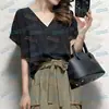 Conjunto de Dos Piezas, Top de Manga Corta con Cuello en V; Falda con Cintura Elástica, Bolsillos Laterales, Costura Central y Dobladillo con Abertura