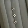 Plata de Ley S925 Chapada en Oro de 14K Mini Flor de Cuatro Pétalos Exquisita Incrustada con Circonitas Pendientes Delicados Simples y Versátiles para Uso Diario