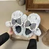 Zapatillas de algodón super lindas con forma de lazo y orejas caídas para mujer, nuevo estilo otoño e invierno 2026, zapatos peludos slip-on de alta estética para el hogar
