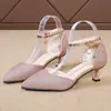 Zapatos de tacón medio de una sola tira, nuevo estilo verano 2026, puntera cerrada, sandalias de una tira con hebilla, tacones de aguja puntiagudos versátiles con lentejuelas para mujer