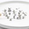 Mini brincos super pequenos com 26 letras incrustadas de diamantes, pequenos, transparentes, temperamento simples, japoneses, coreanos, masculinos e femininos, brincos de casal