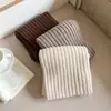 JM ofrece venta al por mayor de fábrica de bufandas de punto a rayas para mujer, perfectas para el invierno. Estas bufandas de estilo coreano son versátiles, están hechas de una mezcla de lana coreana y son gruesas para mayor calidez.