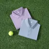 Camisa polo de seda de manga curta com um design simples e versátil, adequada para uso formal e casual, com logo estampado e bordado workwear