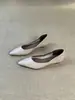 Sapatos rasos de couro macio estilo francês para mulheres, novo modelo outono 2026, versáteis e confortáveis para o dia a dia, sapatos pequenos de couro da moda com bico fino para mulheres