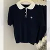 Suéter de malha feminina com lapela de polo bordada, manga curta, 2025 primavera e verão, explosão de cores, gola contrastante, top curto feminino