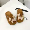 Sandálias casuais slip-on para meninas para uso ao ar livre, novos sapatos leves estilo Birkenstock com sola de cortiça de personagens de desenho animado para meninos, primavera/outono de 2026