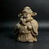Tallada de una sola pieza de madera dorada de nanmu, esta figura del Dios de la Riqueza Feng Shui es un pequeño adorno de escritorio para la oficina, una pieza decorativa que atrae la riqueza y es un artículo curativo.