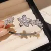 Pulseira Aberta Exquisita e Fashion com Flor de Zircônia Estilo Moderno Minimalista Pulseira de Toque de Nicho High-End Joia de Mão Fashionável com Temperamento