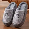 Chinelos de algodão masculinos, novo estilo outono/inverno 2026, design de desenho animado, antiderrapantes, com sola grossa, de pelúcia, para uso interno, sapatos quentes de algodão